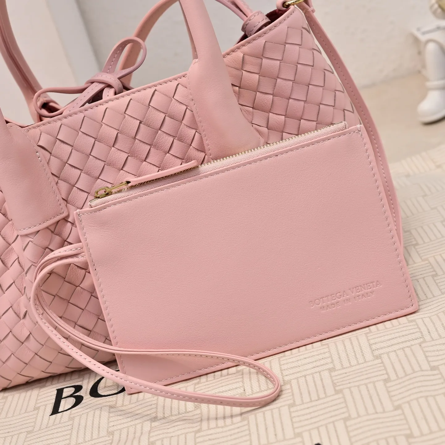 Batch 1760 BOTTEGA VENETA 2025 new product pinacoteca has super soft leather, and the weaving function, practicality and relaxed fashion sense have not fallen behind❤️‍🔥Amway has given sisters a must-have bag when going out. The size of the bag also accurately meets the commuting needs of urban beauties. It can accommodate mobile phones, keys, lipstick, powder, sunscreen, shopping bags...all of it! ! ! 🔥The capacity should not be underestimated~ It does not choose people, clothes, or occasions. With its majestic curved outline, exquisite woven texture, delicate edges and rounded handles, this woven vegetable basket bag truly achieves the goal of "dressing up and being fashionable without getting in the way"~ Are you interested in Jimei? Style number: 9004 Size: 24*15*12cm